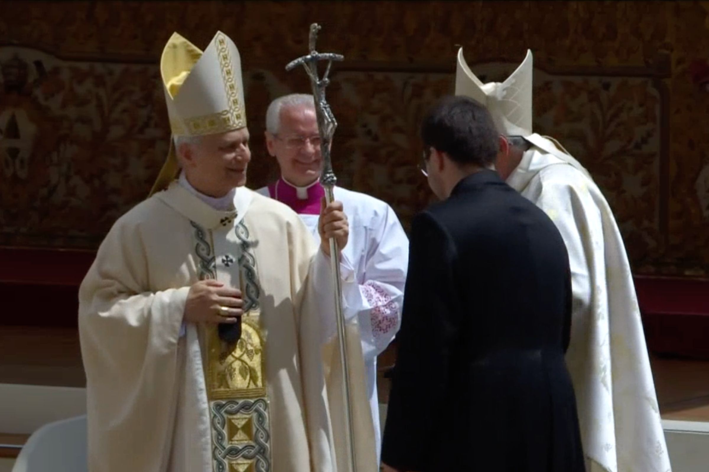 Pope Leo XIV greeting guests at his inauguration Mass